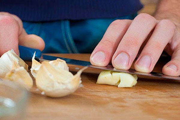 Cách trị mụn cóc bằng tỏi